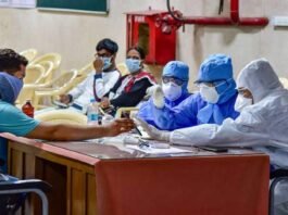 इंदौर में कोरोना जांच करते स्वास्थ्यकर्मी