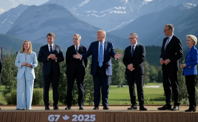 कनाडा में आयोजित G7 समिट 2025 में वैश्विक नेता, जहाँ अमेरिकी राष्ट्रपति डोनाल्ड ट्रम्प ने इज़राइल संघर्ष पर असहमति जताते हुए बैठक बीच में छोड़ी।