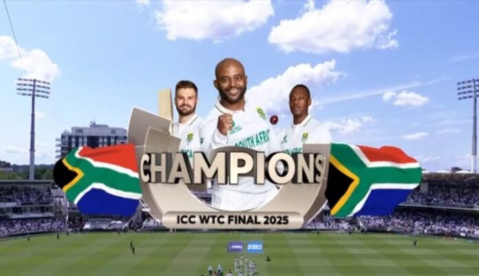 दक्षिण अफ्रीका के खिलाड़ी ICC WTC फाइनल 2025 जीतने के बाद विजेता के रूप में, “CHAMPIONS” टैग के साथ ट्रॉफी ग्राफिक्स और टीम झंडा।