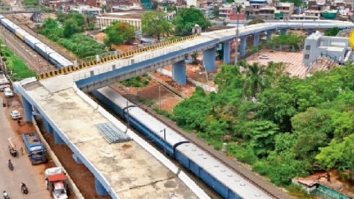 भोपाल के नरेला क्षेत्र में बना 90 डिग्री मुड़ता हुआ पुल, जो रेलवे ट्रैक के ऊपर से होकर गुजरता है और जिसे लेकर जनता में भारी असंतोष है।