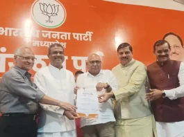 "धर्मेन्द्र प्रधान और मुख्यमंत्री मोहन यादव द्वारा हेमंत खंडेलवाल को भाजपा प्रदेश अध्यक्ष का प्रमाण पत्र सौंपते हुए"
