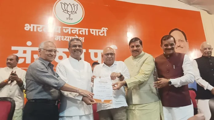 "धर्मेन्द्र प्रधान और मुख्यमंत्री मोहन यादव द्वारा हेमंत खंडेलवाल को भाजपा प्रदेश अध्यक्ष का प्रमाण पत्र सौंपते हुए"