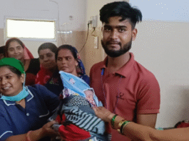 सतना के निजी अस्पताल में स्वस्थ नवजात को गोद में लिए पिता, महिला मेडिकल स्टाफ और परिजन साथ में मुस्कुराते हुए