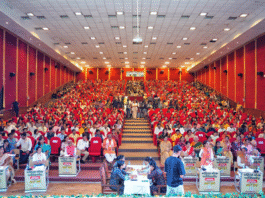 मुख्यमंत्री के मंच पर जवाब देते समय उपस्थित छात्रा, और स्क्रीन पर महिलाओं की सुरक्षा, बलात्कार मामलों और न्याय की मांग करते प्रदर्शन की झलक।