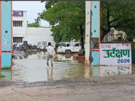 मऊगंज थाना परिसर में जलभराव की स्थिति, बारिश के बाद खड़ा पानी और सड़कों पर कीचड़।