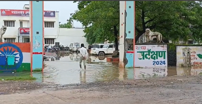 मऊगंज थाना परिसर में जलभराव की स्थिति, बारिश के बाद खड़ा पानी और सड़कों पर कीचड़।