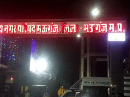 🎥 [CAM 1 – एंकर ऑन कैम | गंभीर लेकिन संतुलित लहजा | डेस्क या फील्ड लुक] नमस्कार! आप देख रहे हैं Buland Soch News — सच्चाई की आवाज़। मैं हूँ [आपका नाम] और आज हम उठा रहे हैं एक ऐसा मुद्दा, जो सीधे तौर पर आपके पैसे, आपके टैक्स और आपकी ज़िम्मेदार संस्थाओं से जुड़ा है। स्थान है — मऊगंज नगर परिषद, जहां पर एक आउटसोर्स कर्मचारी चला रहा है... पूरा एकाउंट विभाग! और ये काम हो रहा है नगर अध्यक्ष और CMO की संभावित "मिलीभगत" से। 🎬 [CAM 2 – B-roll: नगर परिषद भवन, नगर अध्यक्ष बृजवासी पटेल की फोटो, फाइल स्टैक, एकाउंट ऑफिस का बाहर दृश्य] 🎙️ [VO]: नगर परिषद मऊगंज का एकाउंट सेक्शन, जो कि किसी भी नगर निकाय की सबसे संवेदनशील शाखा होती है — आज वहां कोई स्थायी, अनुभवी अधिकारी नहीं, बल्कि एक आउटसोर्स कर्मचारी पूरी वित्तीय व्यवस्था संभाल रहा है। सबसे चौंकाने वाली बात — इस कर्मचारी के पास खुद मुख्य नगर पालिका अधिकारी (CMO) महेश पटेल की SIM है, जिससे पूरे नगर परिषद के वित्तीय लेन-देन से जुड़ी OTP, पासवर्ड और संवेदनशील सूचनाएं जा रही हैं। 🎬 [CAM 3 – VO continues with graphics: ₹13 लाख का घोटाला – दस्तावेज़ बैकग्राउंड में, पुराने फाइल रिकॉर्ड] और ये पहली बार नहीं है... कुछ वर्ष पहले, एक संविदा कर्मचारी द्वारा नगर परिषद को ₹13 लाख से अधिक का चूना लगाया गया था। लेकिन हैरानी की बात ये है कि — आज तक उस राशि की वसूली नहीं हुई। न जांच आगे बढ़ी, न कोई जवाबदेही तय हुई — और मामला ठंडे बस्ते में डाल दिया गया। 🎬 [CAM 4 – एंकर स्टैंड अप या वॉकिंग | रोड या नगरपालिका के पास] सवाल सिर्फ एक कर्मचारी का नहीं है... सवाल है — उस सिस्टम का, जो इस गड़बड़ी को नज़रअंदाज़ कर रहा है, या शायद संज्ञान में होते हुए भी मौन है। क्या CMO महेश पटेल और अध्यक्ष बृजवासी पटेल की अनदेखी मात्र संयोग है, या कोई सुनियोजित भ्रष्टाचार? क्या सरकार की योजनाओं और जनता के पैसे का इस्तेमाल अब आउटसोर्स की मेहरबानी से होगा? 🎬 [CAM 5 – VO ends with local bytes (if any), visuals of RTI activists, protest images, खाली दफ्तर] स्थानीय समाजसेवियों और जागरूक नागरिकों ने इस पर कड़ी आपत्ति जताई है। लोग मांग कर रहे हैं कि पूरे मामले की उच्चस्तरीय जांच हो, और दोषियों को सिर्फ विभागीय नहीं — आपराधिक स्तर पर सज़ा मिलनी चाहिए। 🎬 [CAM 6 – Anchor Close | Tone – Responsible + Direct Appeal] Buland Soch News की यही कोशिश रही है — जहाँ प्रशासन मौन हो, वहाँ आवाज़ उठाई जाए। मऊगंज की जनता सवाल पूछ रही है — 👉 क्या एकाउंट विभाग की जिम्मेदारी किसी आउटसोर्स एजेंसी को दी जा सकती है? 👉 क्या नगर निकाय के CMO का मोबाइल नंबर, पासवर्ड और OTP अब बिना जिम्मेदारी के लोगों के पास रहेंगे? क्या इस मामले में होगी कोई निष्पक्ष जांच? आप क्या सोचते हैं? अपनी राय हमें कमेंट में ज़रूर बताएं। मैं हूँ [आपका नाम] — और आप देख रहे हैं Buland Soch News – जहाँ झूठ नहीं, सच्चाई की पड़ताल होती है।