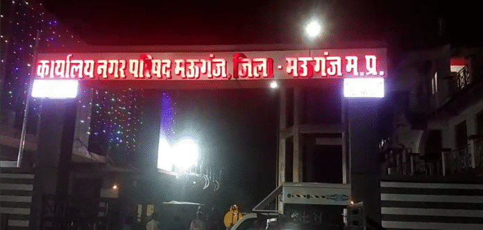 🎥 [CAM 1 – एंकर ऑन कैम | गंभीर लेकिन संतुलित लहजा | डेस्क या फील्ड लुक] नमस्कार! आप देख रहे हैं Buland Soch News — सच्चाई की आवाज़। मैं हूँ [आपका नाम] और आज हम उठा रहे हैं एक ऐसा मुद्दा, जो सीधे तौर पर आपके पैसे, आपके टैक्स और आपकी ज़िम्मेदार संस्थाओं से जुड़ा है। स्थान है — मऊगंज नगर परिषद, जहां पर एक आउटसोर्स कर्मचारी चला रहा है... पूरा एकाउंट विभाग! और ये काम हो रहा है नगर अध्यक्ष और CMO की संभावित 