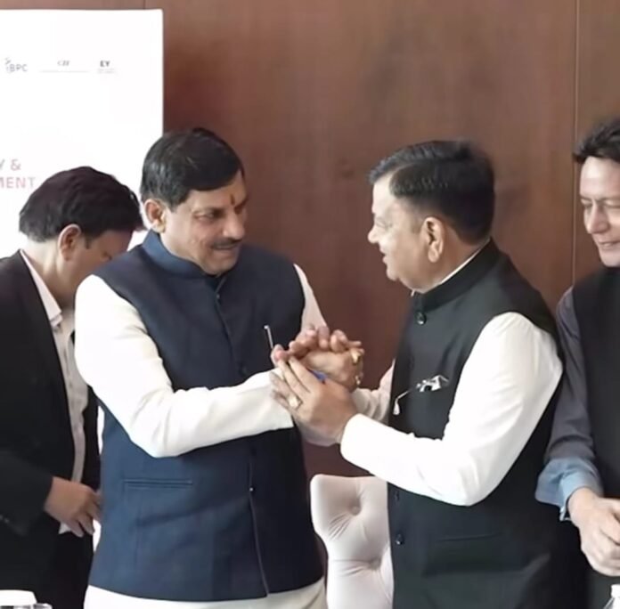 दुबई में निवेश बैठक के दौरान मुख्यमंत्री डॉ. मोहन यादव एक उद्योगपति से औपचारिक मुलाकात करते हुए।