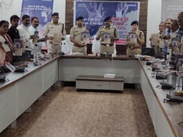 पुलिस अधिकारी और पत्रकार मऊगंज कलेक्ट्रेट सभागार में नशा मुक्ति अभियान पोस्टर का विमोचन करते हुए।