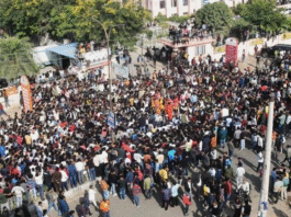 हरदा में करणी सेना के चक्का जाम प्रदर्शन के दौरान भारी भीड़ और पुलिस की तैनाती का दृश्य