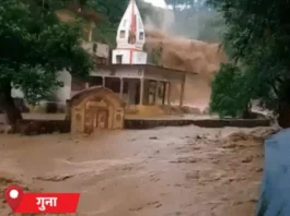 गुना जिले में बाढ़ के कारण पानी में डूबा मंदिर परिसर; तेज बहाव में डूबता धार्मिक स्थल।