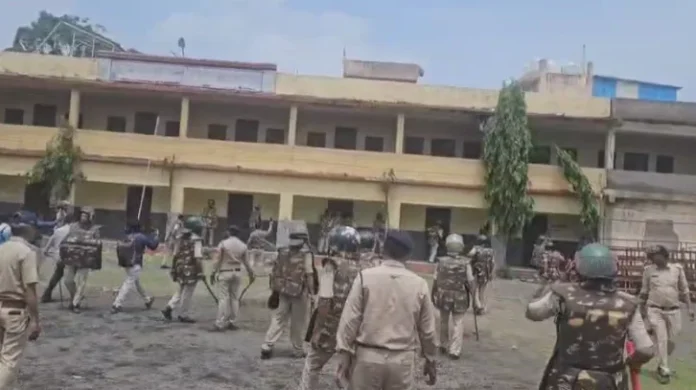 हरदा में राजपूत छात्रावास के भीतर लाठीचार्ज करते पुलिसकर्मी
