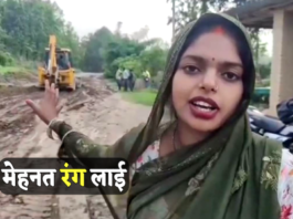 सीधी जिले की लीला साहू सड़क निर्माण स्थल पर खड़ी होकर कैमरे के सामने अपनी बात रखती हुई