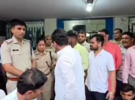 "रीवा थाने में पुलिस अफसरों से बहस करते के.पी. त्रिपाठी, पीछे मौजूद महिला पुलिस अधिकारी और स्थानीय लोग"