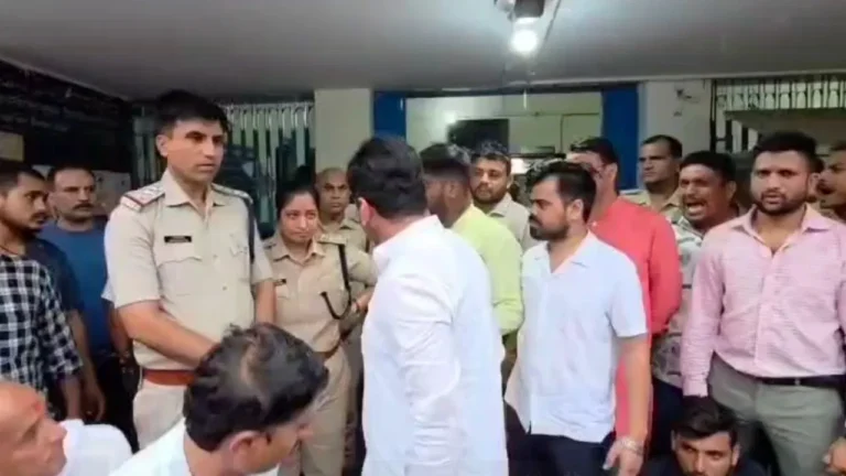 "रीवा थाने में पुलिस अफसरों से बहस करते के.पी. त्रिपाठी, पीछे मौजूद महिला पुलिस अधिकारी और स्थानीय लोग"