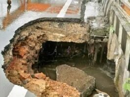 एमपी नगर में सड़क धंसने से बना 8 फीट गहरा और चौड़ा गड्ढा — जर्जर नाले की वजह से हादसा टला