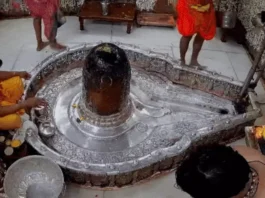 महाकालेश्वर ज्योतिर्लिंग, उज्जैन के गर्भगृह में पूजा-अर्चना करते पुजारी
