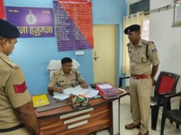 हनुमना थाना कार्यालय में पुलिस अधिकारी लंबित मामलों की समीक्षा बैठक करते हुए, अन्य अधिकारी खड़े होकर निर्देश सुनते हुए।