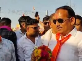 प्रीतम लोधी मानसून सत्र के दौरान समर्थकों के बीच पुष्पगुच्छ के साथ नजर आए।