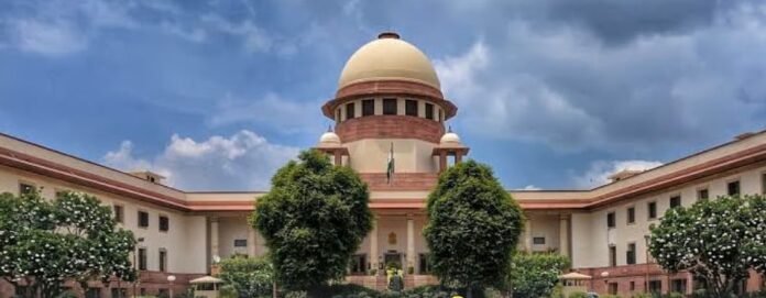 सुप्रीम कोर्ट की इमारत, जिसमें OBC आरक्षण पर खर्च की गई सरकारी राशि और कानूनी लड़ाई का उल्लेख है।