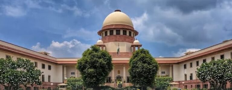 सुप्रीम कोर्ट की इमारत, जिसमें OBC आरक्षण पर खर्च की गई सरकारी राशि और कानूनी लड़ाई का उल्लेख है।