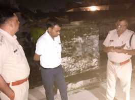 रात के समय चित्रकूट में घटना स्थल का निरीक्षण करते पुलिस अधिकारी और SP आशुतोष गुप्ता।