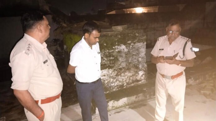 रात के समय चित्रकूट में घटना स्थल का निरीक्षण करते पुलिस अधिकारी और SP आशुतोष गुप्ता।