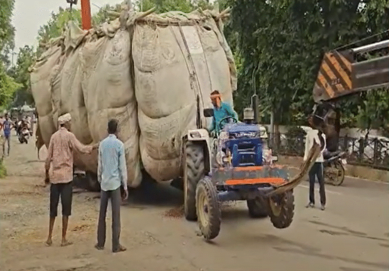 ग्वालियर में ओवरलोड ट्रैक्टर सड़क में धंसा, भारी बोरे से लदा वाहन क्रेन की मदद से निकाला गया।