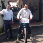 मऊगंज कलेक्टर पर्यावरण संरक्षण अभियान के तहत साइकिल से कार्यालय जाते हुए, साथ में अधिकारी।