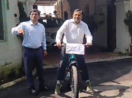 मऊगंज कलेक्टर पर्यावरण संरक्षण अभियान के तहत साइकिल से कार्यालय जाते हुए, साथ में अधिकारी।