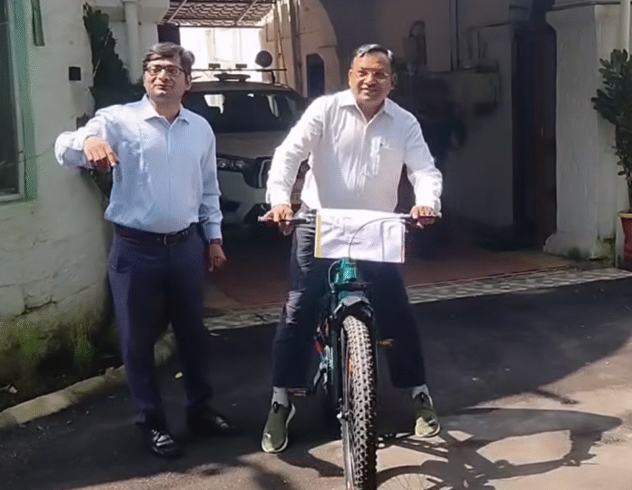 मऊगंज कलेक्टर पर्यावरण संरक्षण अभियान के तहत साइकिल से कार्यालय जाते हुए, साथ में अधिकारी।