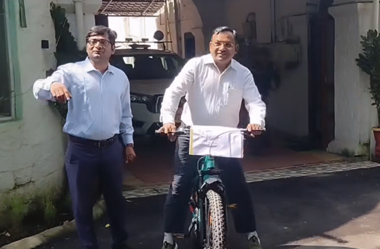 मऊगंज कलेक्टर पर्यावरण संरक्षण अभियान के तहत साइकिल से कार्यालय जाते हुए, साथ में अधिकारी।