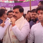 मध्यप्रदेश के मुख्यमंत्री मोहन यादव बाढ़ प्रभावित क्षेत्र के दौरे के दौरान लोगों को संबोधित करते हुए, मंच पर मौजूद अधिकारियों और नेताओं के साथ।