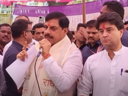 मध्यप्रदेश के मुख्यमंत्री मोहन यादव बाढ़ प्रभावित क्षेत्र के दौरे के दौरान लोगों को संबोधित करते हुए, मंच पर मौजूद अधिकारियों और नेताओं के साथ।