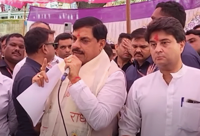 मध्यप्रदेश के मुख्यमंत्री मोहन यादव बाढ़ प्रभावित क्षेत्र के दौरे के दौरान लोगों को संबोधित करते हुए, मंच पर मौजूद अधिकारियों और नेताओं के साथ।