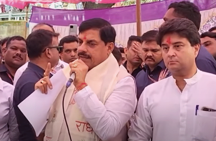मध्यप्रदेश के मुख्यमंत्री मोहन यादव बाढ़ प्रभावित क्षेत्र के दौरे के दौरान लोगों को संबोधित करते हुए, मंच पर मौजूद अधिकारियों और नेताओं के साथ।